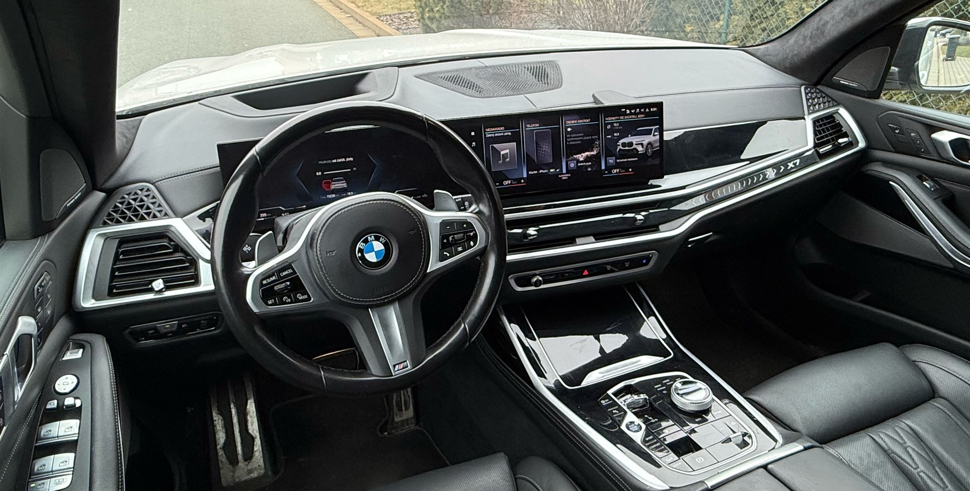 BMW X7 40d xDrive Msport | facelift | skladem | české ojeté auto | první majitel | velké naftové SUV | bílá metalíza | černá kůže | maximální výbava | prodloužená záruka | předplacený servis | super cena | nákup online | AUTOiBUY.com